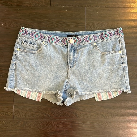 AQUA Brand Jean Shorts, Design around Waist & peek out matching Pockets Size 31 - Picture 1 of 6